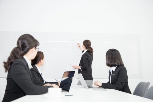 很多低學(xué)歷的人想通過(guò)成人高考考取本科證來(lái)提升自己的學(xué)歷，那么報(bào)名本科成考需要學(xué)歷嗎？只有高中文憑可以報(bào)考嗎？